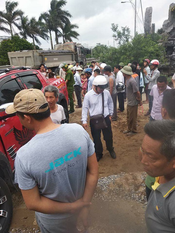 Mang súng, kiếm đi đánh ghen vợ 'hờ' bị công an vây bắt - Hình 2