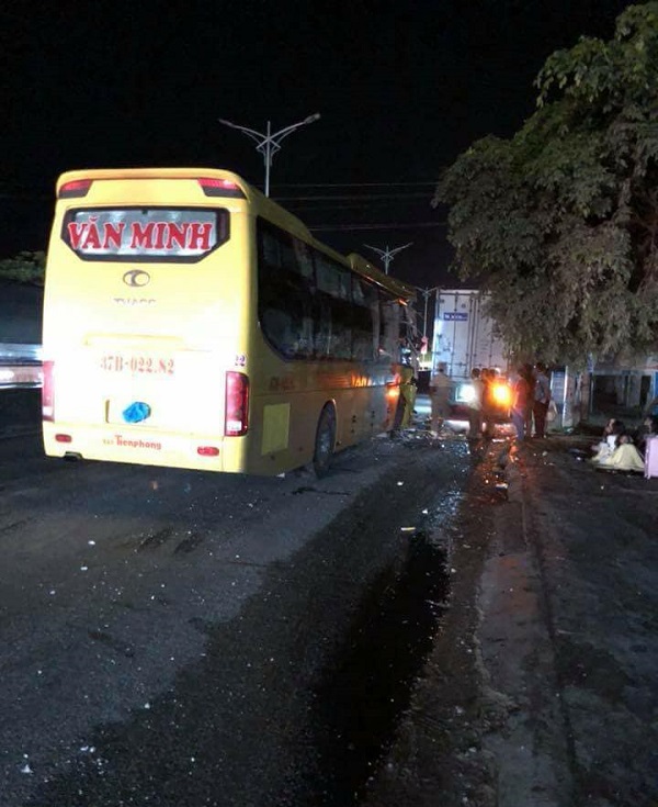 Xe khách Văn Minh va chạm xe tải, 6 hành khách bị thương - Hình 2