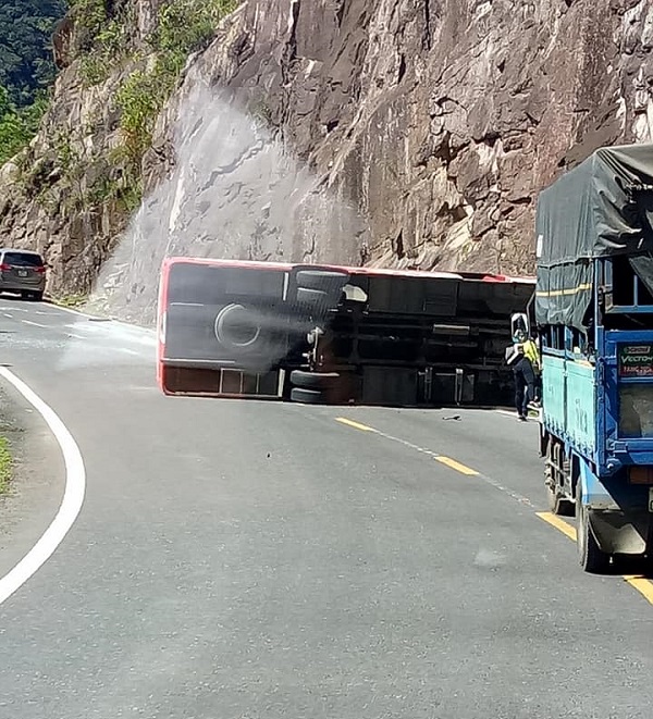 Lật xe khách tại đèo Hòn Giao, ít nhất 4 người tử vong