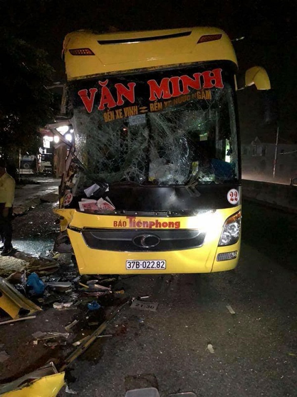 Xe khách Văn Minh va chạm xe tải, 6 hành khách bị thương - Hình 1