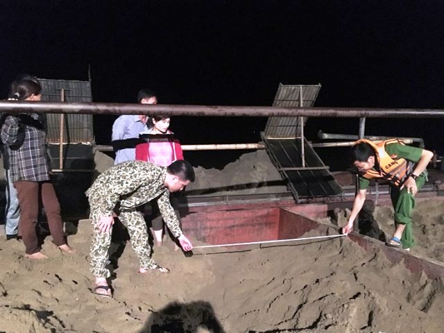 Nghệ An: Bắt 6 thuyền hút cát trái phép trên Sông Lam