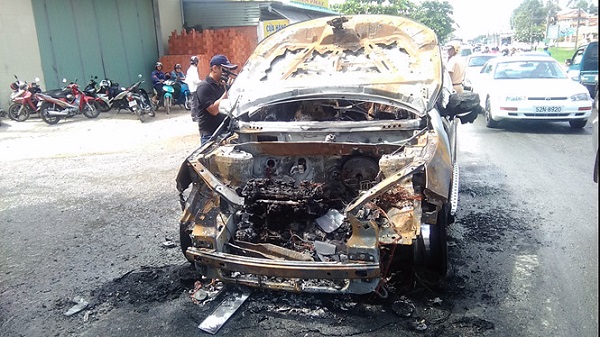 Xe bốc cháy, tài xế hốt hoảng ôm con nhỏ 8 tuổi bỏ chạy