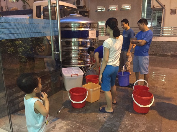 Chung cư Xuân Mai Reverside: Nước sinh hoạt vẩn đục, bốc mùi như nước cống?