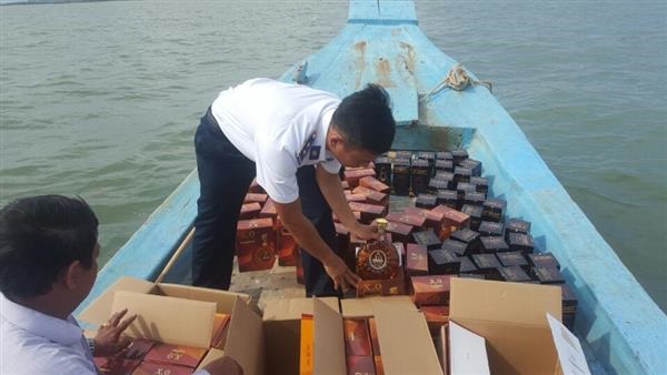 Cảnh sát biển: Bắt giữ 1 tàu cá đang vận chuyển 8 thùng rượu ngoại trái phép - Hình 1