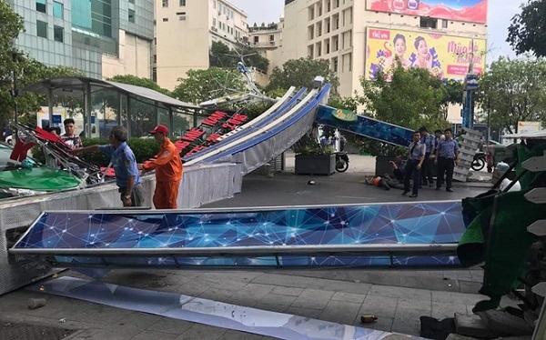 Cổng chào phố đi bộ Nguyễn Huệ bất ngờ đổ sập, 1 thanh niên bị thương