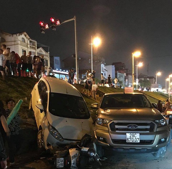 Hà Nội: Ô tô đâm liên hoàn nhiều xe máy, 2 người bị thương - Hình 1