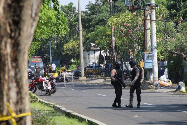 2 đối tượng tự cho nổ tung thân mình tại sở cảnh sát Indonesia - Hình 1