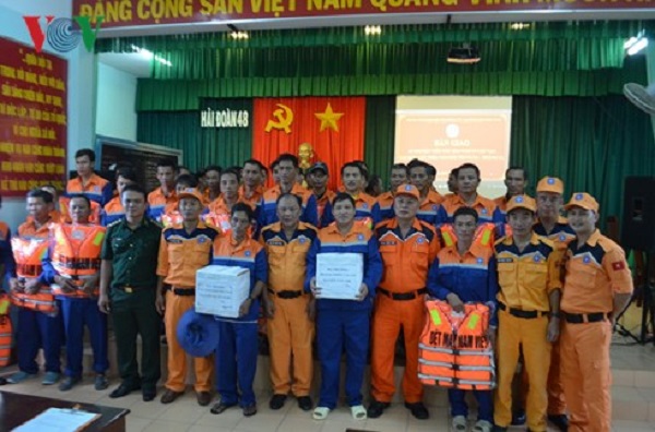 Cứu 49 thuyền viên trôi dạt trên vùng biển Hoàng Sa