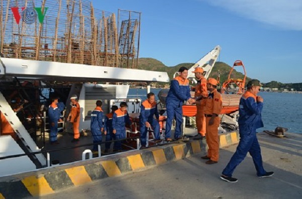Cứu 49 thuyền viên trôi dạt trên vùng biển Hoàng Sa - Hình 1