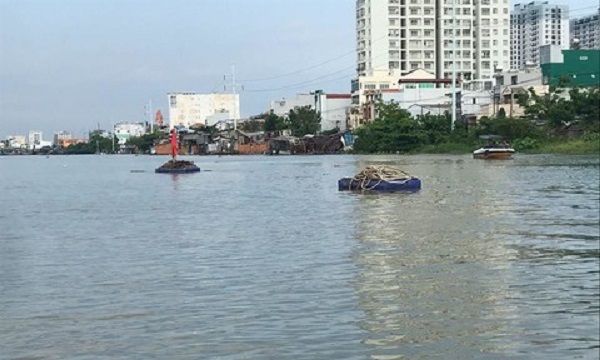 TP. HCM: Sự cố chìm ghe chở vôi 94 tấn trên dòng Kênh Tẻ