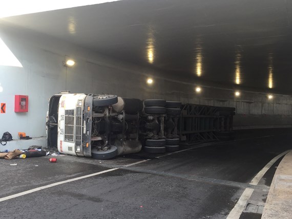 Xe container mất thăng bằng lật nhào trong hầm chui Mỹ Thủy, tài xế bị thương nhẹ
