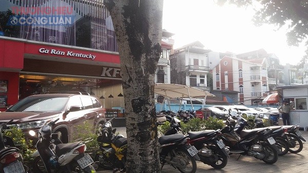 Trước ngày cưỡng chế, các công trình trên đường Nguyễn Khánh Toàn vẫn kinh doanh rầm rộ! - Hình 3