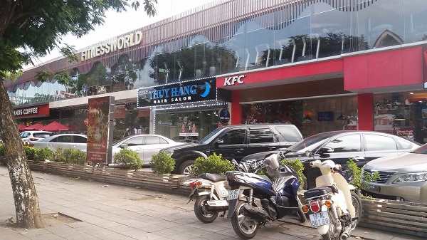 Trước ngày cưỡng chế, các công trình trên đường Nguyễn Khánh Toàn vẫn kinh doanh rầm rộ! - Hình 4