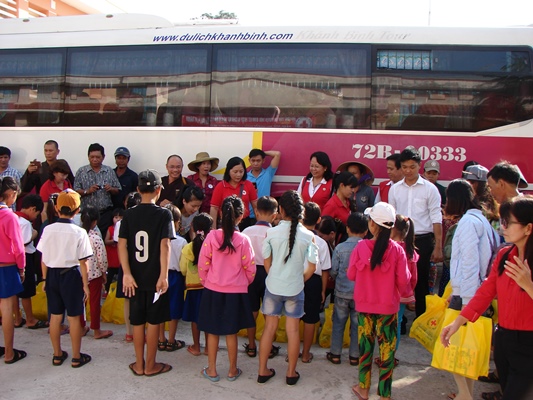 Trao tặng 250 phần quà cho các hộ nghèo xã Tân Phú, huyện Thới Bình, tỉnh Cà Mau - Hình 1