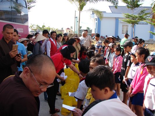 Trao tặng 250 phần quà cho các hộ nghèo xã Tân Phú, huyện Thới Bình, tỉnh Cà Mau - Hình 5