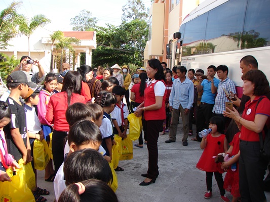 Trao tặng 250 phần quà cho các hộ nghèo xã Tân Phú, huyện Thới Bình, tỉnh Cà Mau - Hình 6