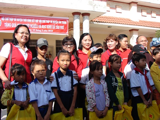 Trao tặng 250 phần quà cho các hộ nghèo xã Tân Phú, huyện Thới Bình, tỉnh Cà Mau - Hình 7
