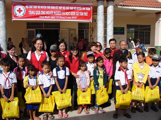 Trao tặng 250 phần quà cho các hộ nghèo xã Tân Phú, huyện Thới Bình, tỉnh Cà Mau - Hình 2