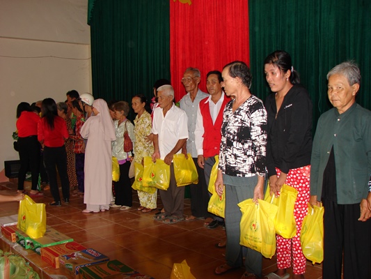 Trao tặng 250 phần quà cho các hộ nghèo xã Tân Phú, huyện Thới Bình, tỉnh Cà Mau - Hình 4