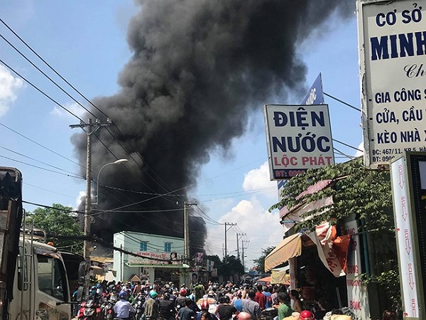 TP. HCM: Cháy lớn tại cơ sở sản xuất mút xốp, hàng chục công nhân hoảng hốt di dời đồ đạc