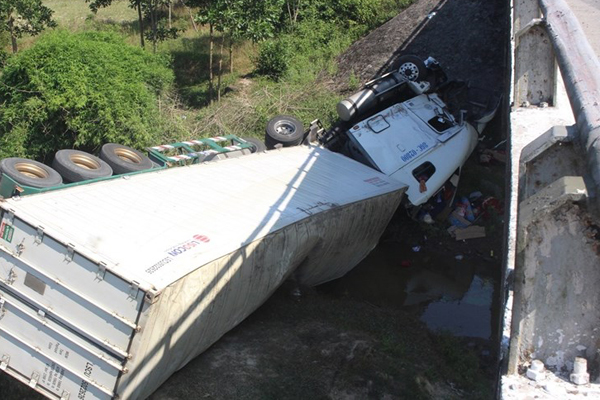 Va chạm với xe khách, xe container rơi xuống suối