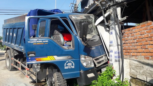 Quảng Nam: Va chạm giữa xe tải với xe du lịch, cả phường mất điện - Hình 2