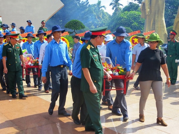 An táng hài cốt 12 liệt sỹ quân tình nguyện Việt Nam hy sinh ở Campuchia - Hình 1