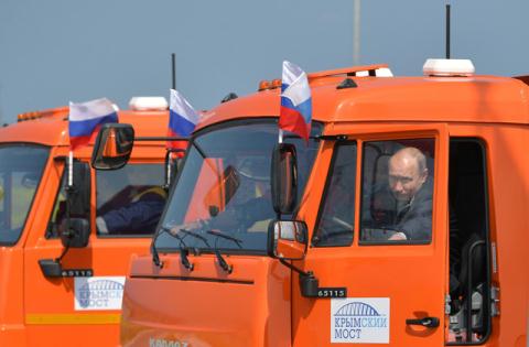 Ông Putin lái Kamaz thông xe cầu Crimea - Hình 3