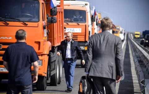 Ông Putin lái Kamaz thông xe cầu Crimea - Hình 2