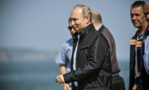 Ông Putin lái Kamaz thông xe cầu Crimea - Hình 9