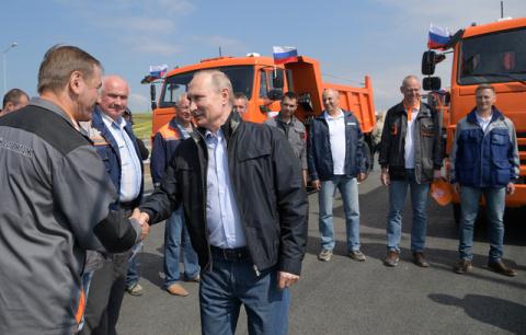 Ông Putin lái Kamaz thông xe cầu Crimea - Hình 1