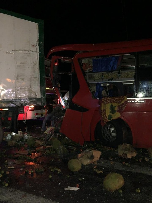 Tai nạn nghiêm trong giữa xe khách và container, 12 người bị thương nặng - Hình 2