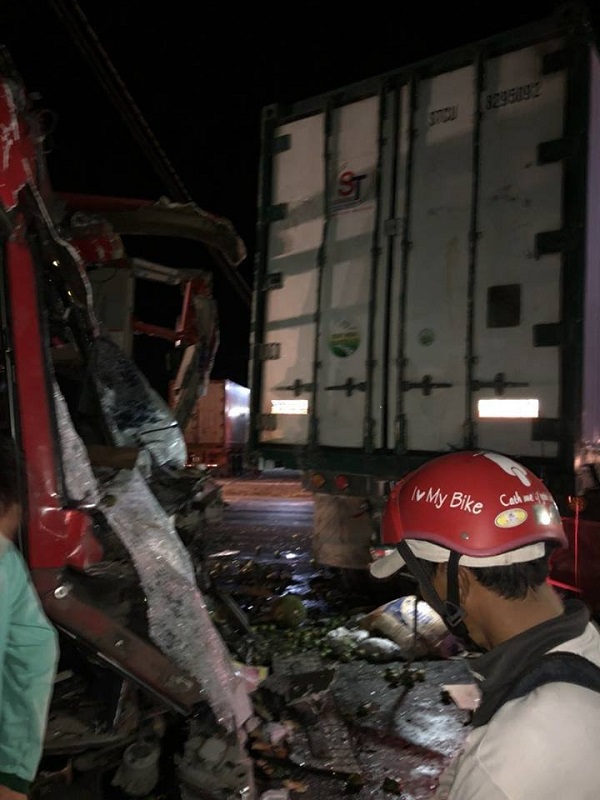 Tai nạn nghiêm trong giữa xe khách và container, 12 người bị thương nặng