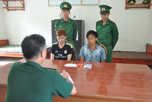 Bắt giữ 2 đối tượng vận chuyển 175 gói heroin qua biên giới tại Quảng Ninh - Hình 1