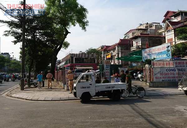 Quận Cầu Giấy ra quân cưỡng chế các công trình vi phạm trên đường Nguyễn Khánh Toàn - Hình 1