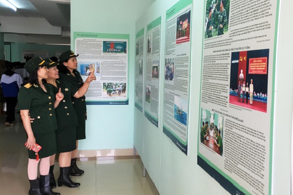 Triển lãm “Những tấm gương bình dị mà cao quý”