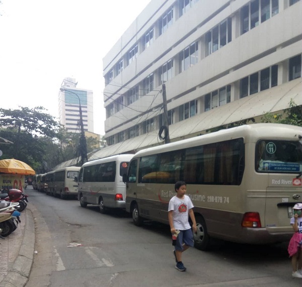 Hà Nội: Hàng loạt ô tô đỗ dài trên phố Núi Trúc, khiến giao thông tắc nghẽn...