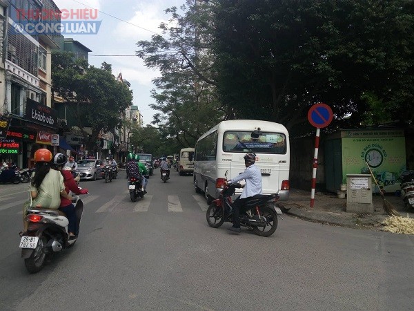 Hà Nội: Hàng loạt ô tô đỗ dài trên phố Núi Trúc, khiến giao thông tắc nghẽn... - Hình 2
