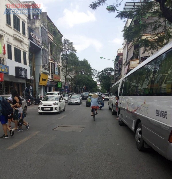 Hà Nội: Hàng loạt ô tô đỗ dài trên phố Núi Trúc, khiến giao thông tắc nghẽn... - Hình 2