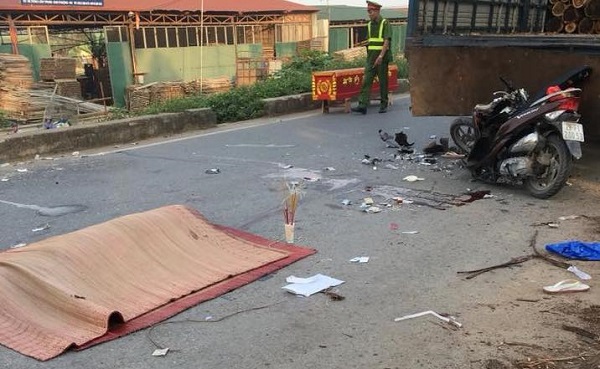 Tông vào xe tải đang dừng bốc dỡ hàng, 2 người tử vong tại chỗ