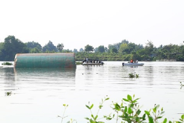 Lật sà lan trên sông Đồng Nai, 3 người mất tích - Hình 1