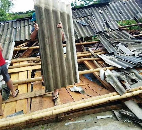 Nghệ An: Lốc xoáy trên diện rộng khiến hàng chục ngôi nhà hư hỏng nặng - Hình 1