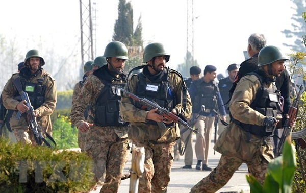 Pakistan tiêu diệt 5 đối tượng đang thực hiện vụ tấn công liều chết - Hình 1