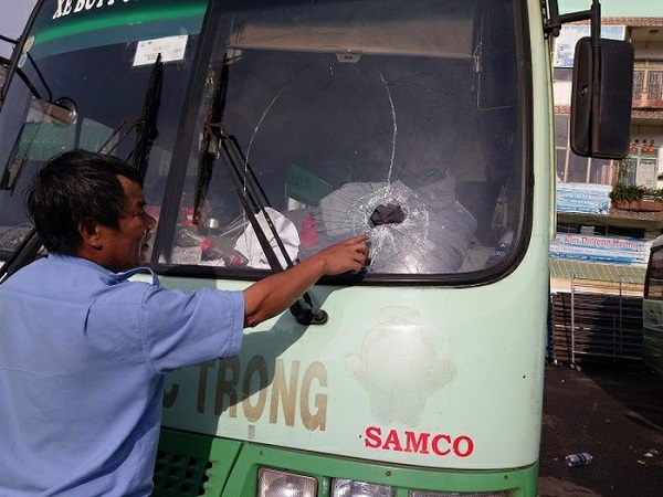 Xe buýt đang lưu thông bị ném đá vỡ kính, nhiều hành khách hoảng loạn - Hình 1