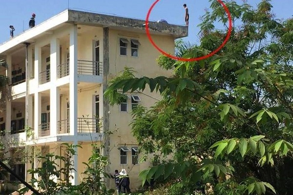 Xin tiền mua xe máy không thành, nam thanh niên định nhảy lầu tự tử