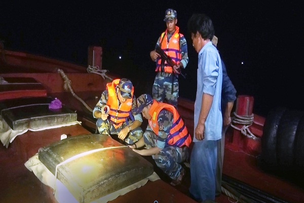 Cảnh sát Biển bắt giữ tàu cá vận chuyển 120.000 lít dầu DO trái phép - Hình 1