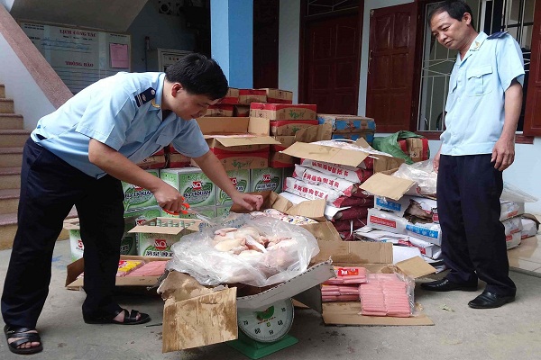 Thu giữ hơn 1 tấn thực phẩm nhập lậu tại Cao Bằng - Hình 1