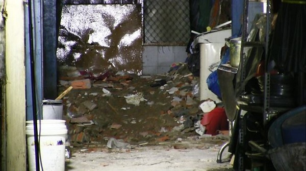 Sập nhà cổ trong đêm, nhiều người mắc kẹt và hoảng loạn