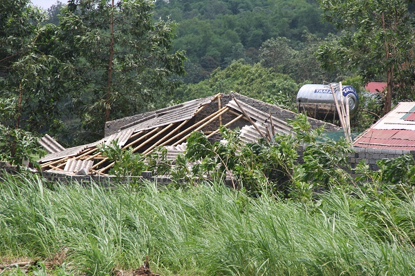Thanh Hóa: Thiệt hại nặng nề do mưa giông, gió lốc - Hình 1