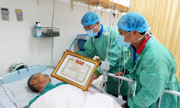 Chủ tịch nước tặng thưởng Huân chương dũng cảm cho 7 'hiệp sĩ'